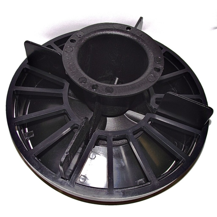 Anti flick ring for large feed pan